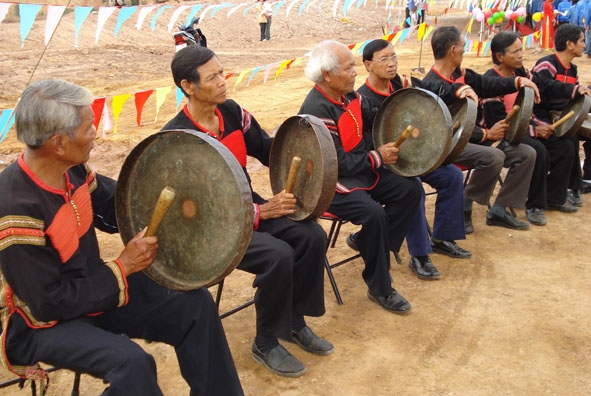 Âm vang cồng chiêng Tây Nguyên. 