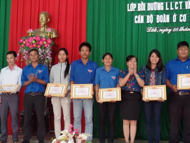 Ban Tổ chức trao Giấy khen tặng các cán bộ Đoàn có thành tích học tập tốt.