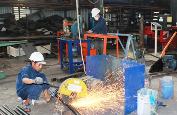 Sản xuất sản phẩm cơ khí ở Công ty TNHH Viết Hiền. 