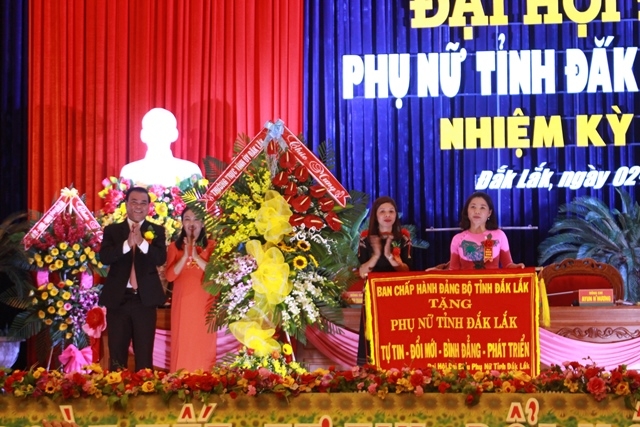 Ban Chấp hành Đảng bộ tỉnh Đắk Lắk tặng phụ nữ tỉnh bức trướngvới nội dung