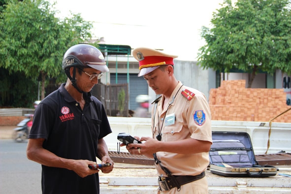 Lực lượng CSGT, Công an huyện Cư Kuin xử lý trường hợp vi phạm Luật GTĐB. 