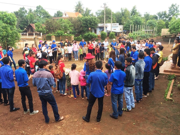 Đoàn viên thanh viên Trường THPT  Việt Đức tham gia chương trình  tình nguyện tại buôn  Kơ Mông,  xã Ea Bhôk.