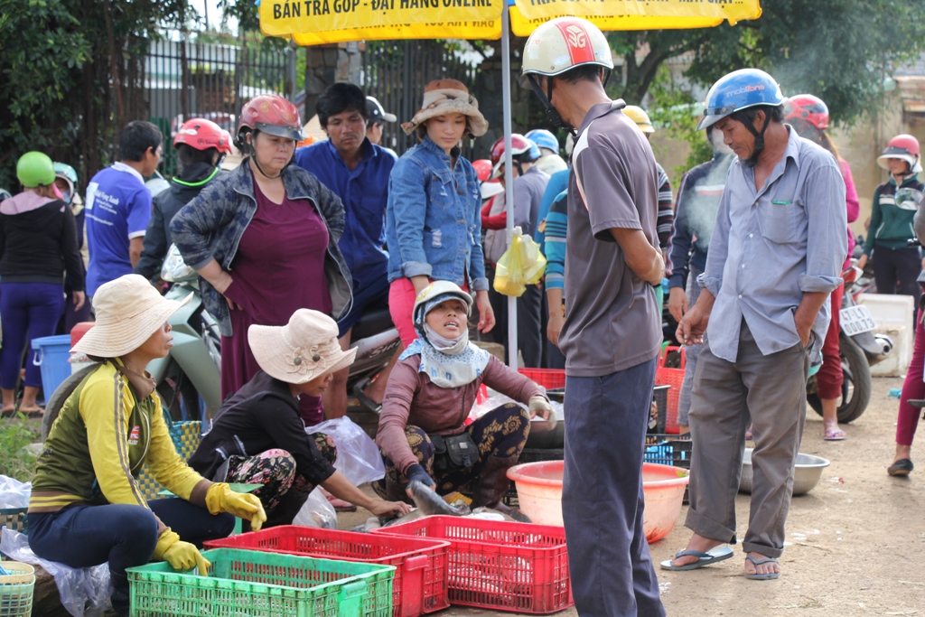 Hoạt động mua bán diễn ra nhộn nhịp