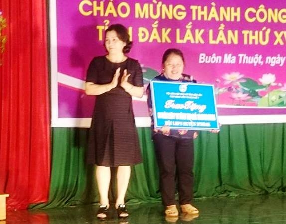 Đại diện Cụm thi đua số 1 Hội LHPN tỉnh tặng bảng tượng trưng máy tính cho Hội phụ nữ xã Cư san