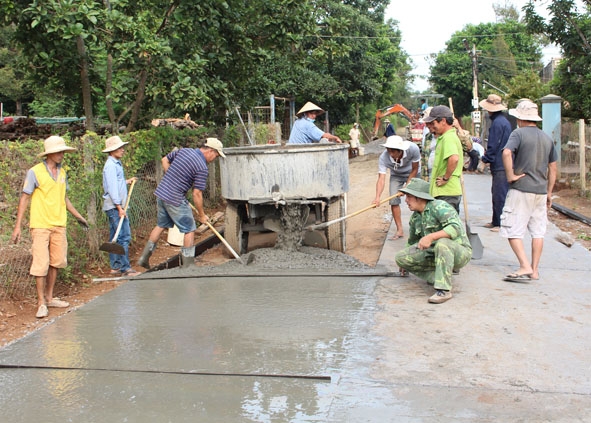 Người dân thôn Kim Châu, xã Dray Bhăng tích cực làm đường giao thông nông thôn. 