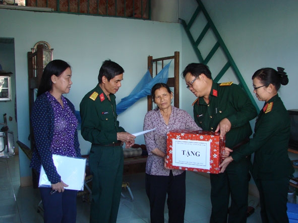 Lãnh đạo Trường Quân sự địa phương tỉnh tặng quà gia đình chính sách  dịp Tết Bính thân 2016. Ảnh: V.Điệp