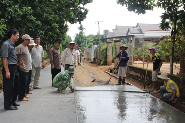 Người dân thôn Kim Châu, xã Đray Bhăng (huyện Cư Kuin) làm đường giao thông nông thôn.  