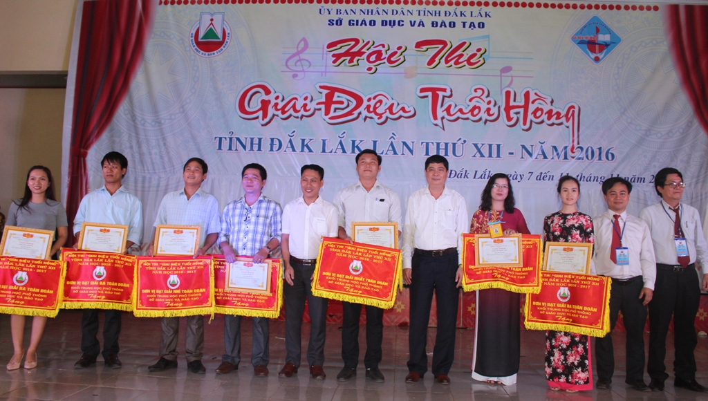 Trao giải toàn đoàn tặng các đơn vị có thành tích xuất sắc tại Hội thi.