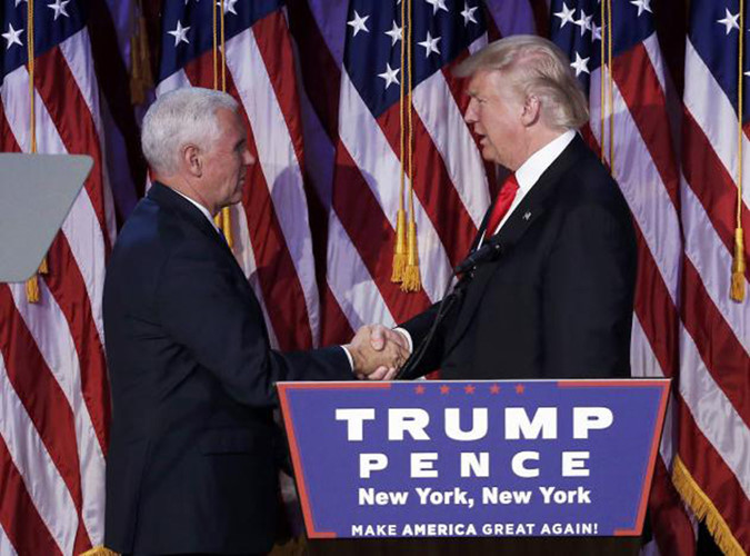 Ông Trump bắt tay ông Pence, người sẽ Phó Tổng thống Mỹ sau khi ông Trump đắc cử Tổng thống. (ảnh: Reuters)