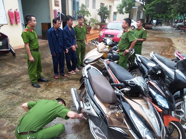 Công an huyện Krông Pắk truy thu được nhiều xe máy từ các vụ trộm của 2 đối tượng.