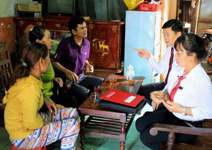 Đại diện ABIC thăm hỏi, động viên gia đình ông Y Phương Niê.