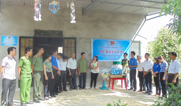 Huyện Đoàn Ea Kar và chính quyền địa phương tham dự lễ bàn giao nhà Nhân ái cho gia đình anh Vương Đình Nam (thôn 1, xã Xuân Phú).  