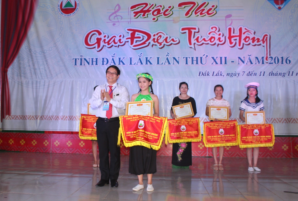 Trao giải toàn đoàn tặng các đơn vị có thành tích cao trong hội thi.