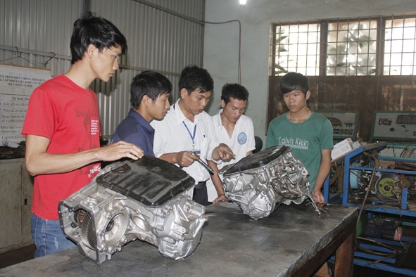 Một buổi học tại Trường Cao đẳng Nghề Thanh niên Dân tộc Tây Nguyên. 