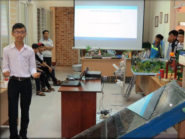 Em Võ Thành Nhân và sản phẩm của mình.