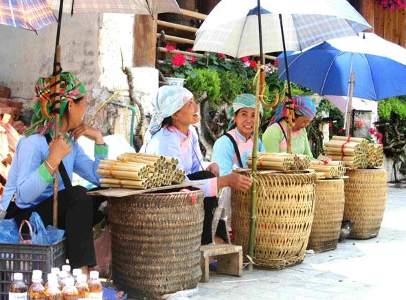 Đặc sản cơm lam bày bán ở chợ phiên Tây Bắc. 