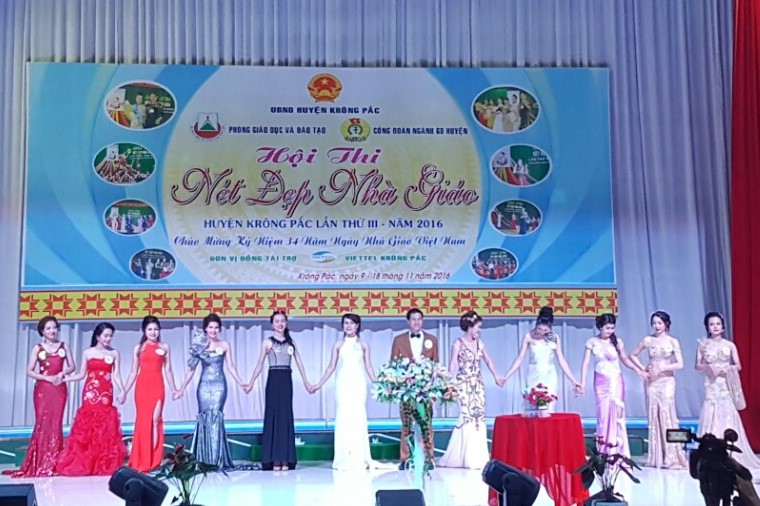 12 thí sinh tham dự đêm chung kết.