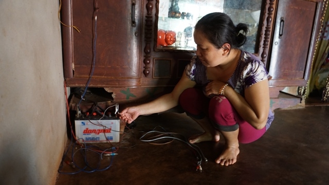 Nguồn điện duy nhất của gia đình chị Triệu Thị Thu Trang là chiếc bình ắc quy. 
