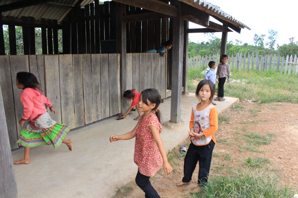 Học sinh buôn H’Mông chơi đùa trước khi vào học. 