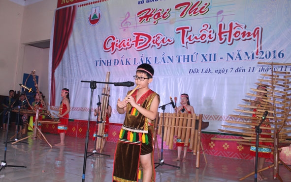 Tiết mục  hòa tấu  nhạc cụ  dân tộc “Hương sắc  cao nguyên” của Phòng GD-ĐT  TP. Buôn Ma Thuột. 