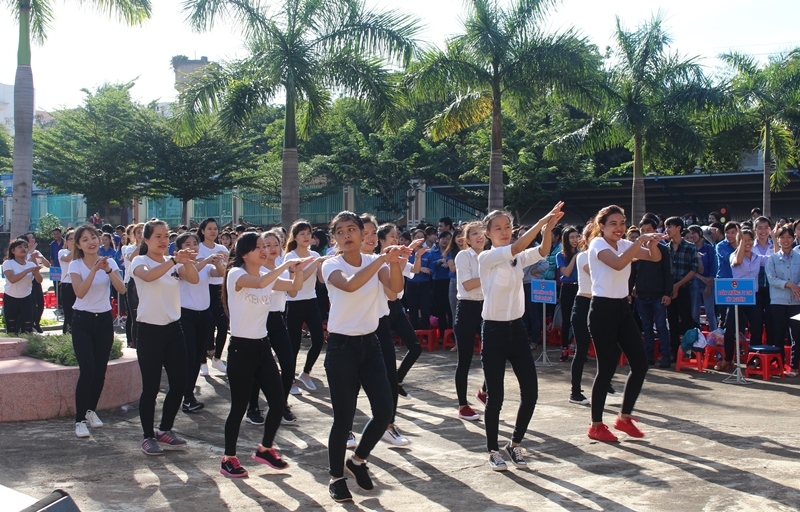 Học sinh, sinh viên đồng diễn dân vũ