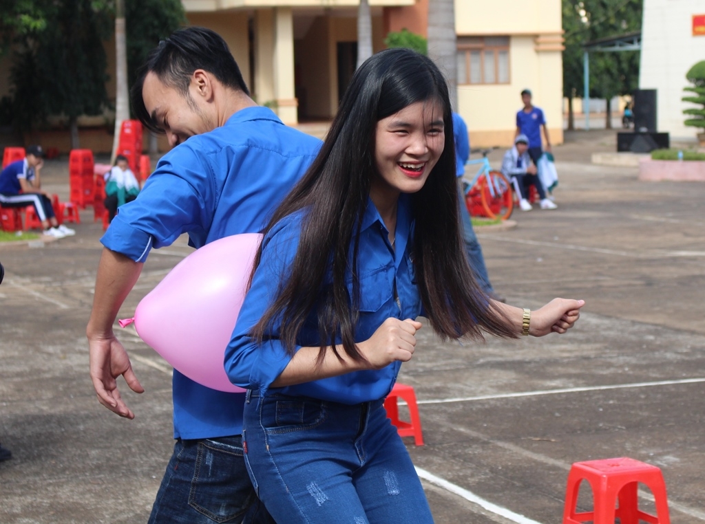 hào hứng tham gia trò chơi vận động