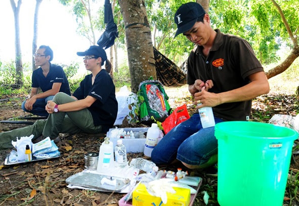 Nhân viên Trung tâm Bảo tồn voi chuẩn bị thuốc men, phương tiện cho một đợt khám bệnh định kỳ cho đàn voi nhà.