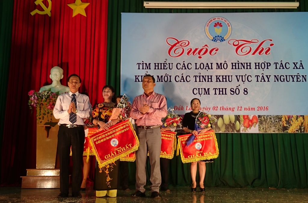 Ban tổ chức trao giải phất cho đội Lâm Đồng