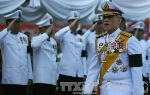 Hoàng Thái tử Thái Lan Maha Vajiralongkorn (giữa) tham dự một sự kiện ở đền Wat Benchamabophit Dusitvanaram, thủ đô Bangkok ngày 21-10. Ảnh: EPA/TTXVN