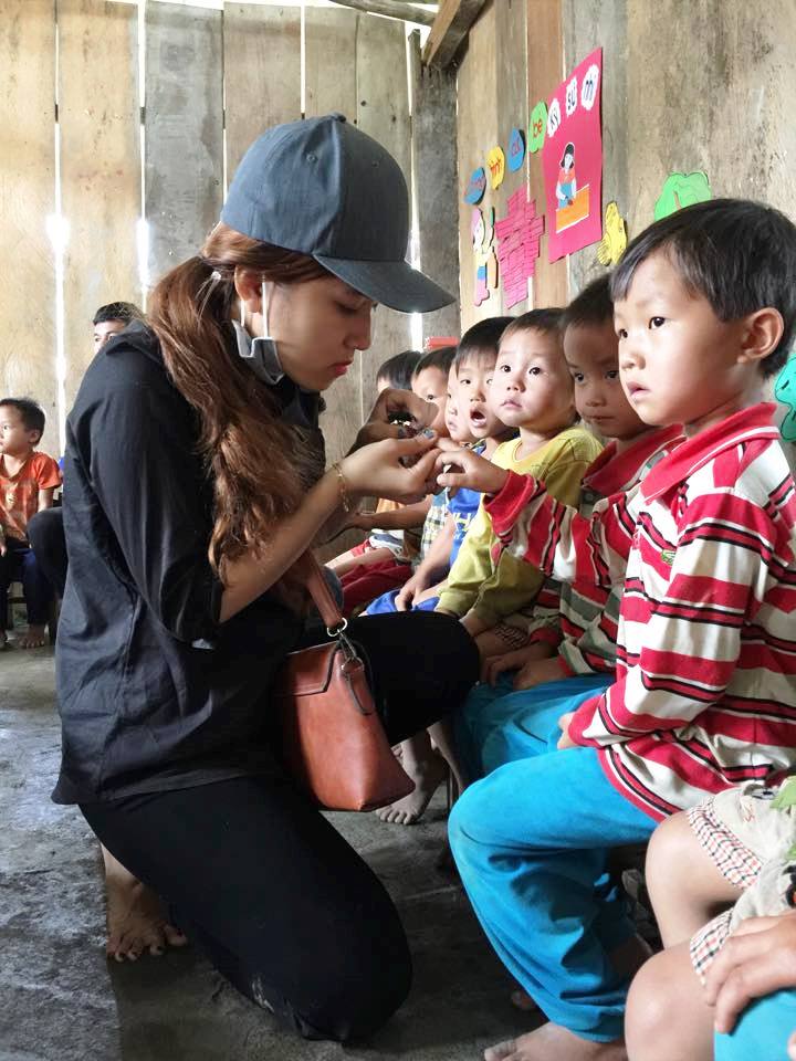 ... và cắt móng tay cho các em nhỏ.