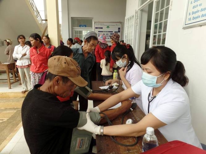 Các y, bác sĩ khám bệnh miễn phí cho người dân trên địa bàn xã Nam Ka (huyện Lắk). 