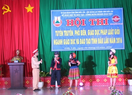 Tiểu phẩm về chủ đề an toàn giao thông của Trường THPT Tôn Đức Thắng 