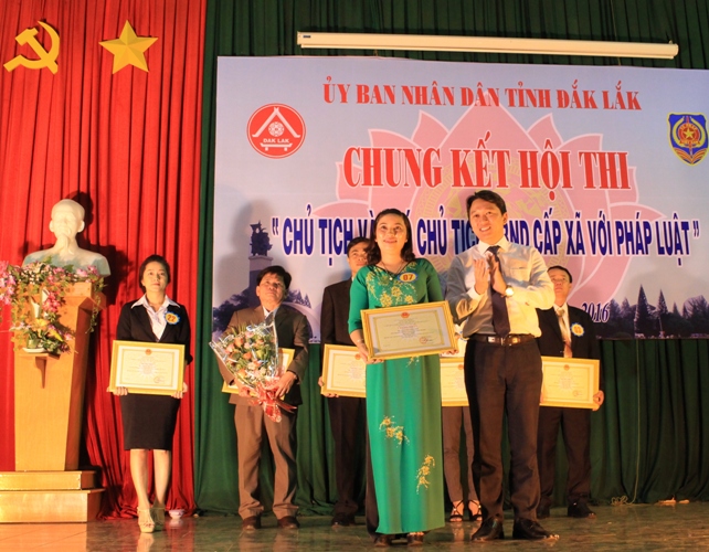 ... và trao giải Nhất cá nhân cho thí sinh Nguyễn Thị Linh (Phó Chủ tịch UBND xã Krông Jing, huyện M’Đrắk)