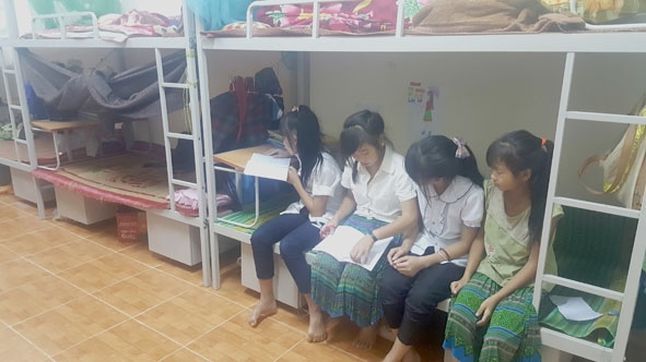 Các học sinh được vào ở khu bán trú khang trang, sạch đẹp.