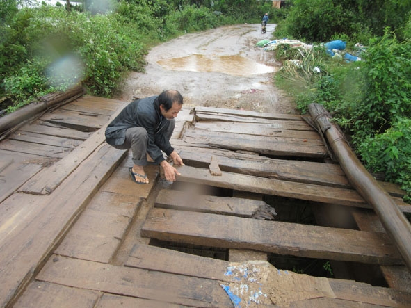 Những lỗ hổng trên cầu. 