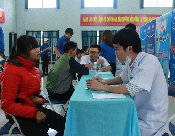 Đội ngũ y, bác sĩ Hội Thầy thuốc trẻ tỉnh khám, tư vấn sức khỏe miễn phí cho người bệnh. 