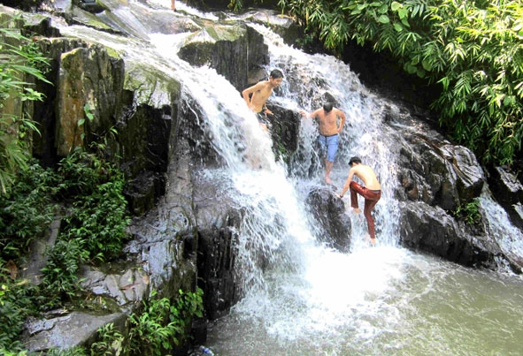 Vào mùa hè du khách thường đến tắm mát tại Ao Giời suối Tiên.