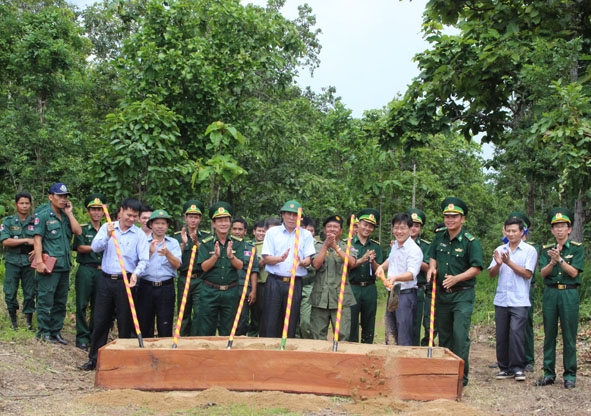 Lãnh đạo UBND tỉnh, Bộ đội Biên phòng tỉnh Đắk Lắk và Ty Công an tỉnh Muldulkiri khởi công đường điện thắp sáng cho 3 đồn cảnh sát bảo vệ biên giới Campuchia.