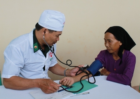 Thượng tá, bác sĩ Âu Chiến thắng khám bệnh cho người dân thôn 5 