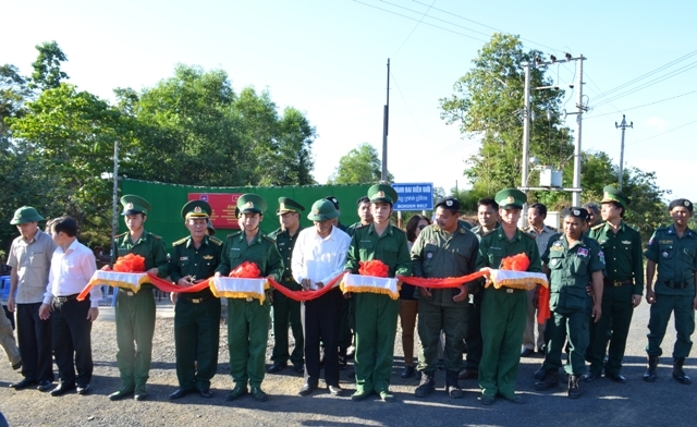 Các đại biểu cắt băng khánh thành công trình đường điện thắp sáng.