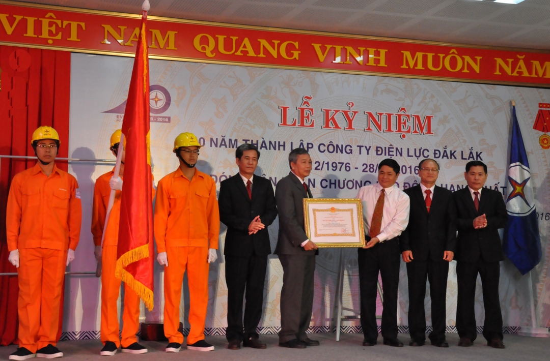Thừa ủy nhiệm của Chủ tịch nước, Phó Bí thư Thường trực Tỉnh ủy Phạm Minh Tấn trao Huân chương Lao động hạng Nhất cho tập thể PC Đắk Lắk