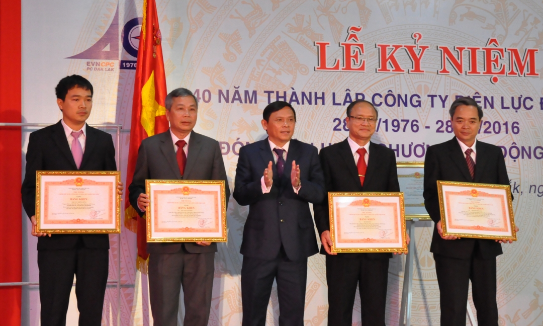 Phó Chủ tịch UBND tỉnh Nguyễn Tuấn Hà trao tặng Bằng khen của Thủ tướng Chính phủ cho các tập thể và cá nhân có thành tích xuất sắc