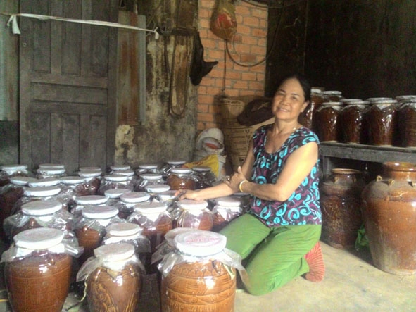 Amí Dzoan gắn bó với nghề làm rượu cần truyền thống từ nhiều năm nay.  Ảnh: D. Tiến