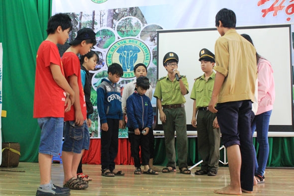 Phần thi tiểu phẩm của học sinh Trường THCS Phạm Hồng Thái (xã Ea Pô, huyện Cư Jút,  tỉnh Đắk Nông).