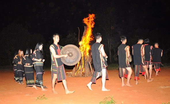 Hội Lửa gắn với diễn tấu cồng chiêng tại Khu Du lịch Thanh Hà - Buôn Đôn. 