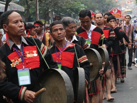 Cồng chiêng...