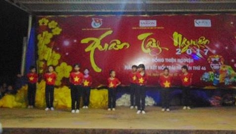 Tiết mục văn nghệ do các em thiếu nhi xã Ea Wy dàn dựng và biểu diễn