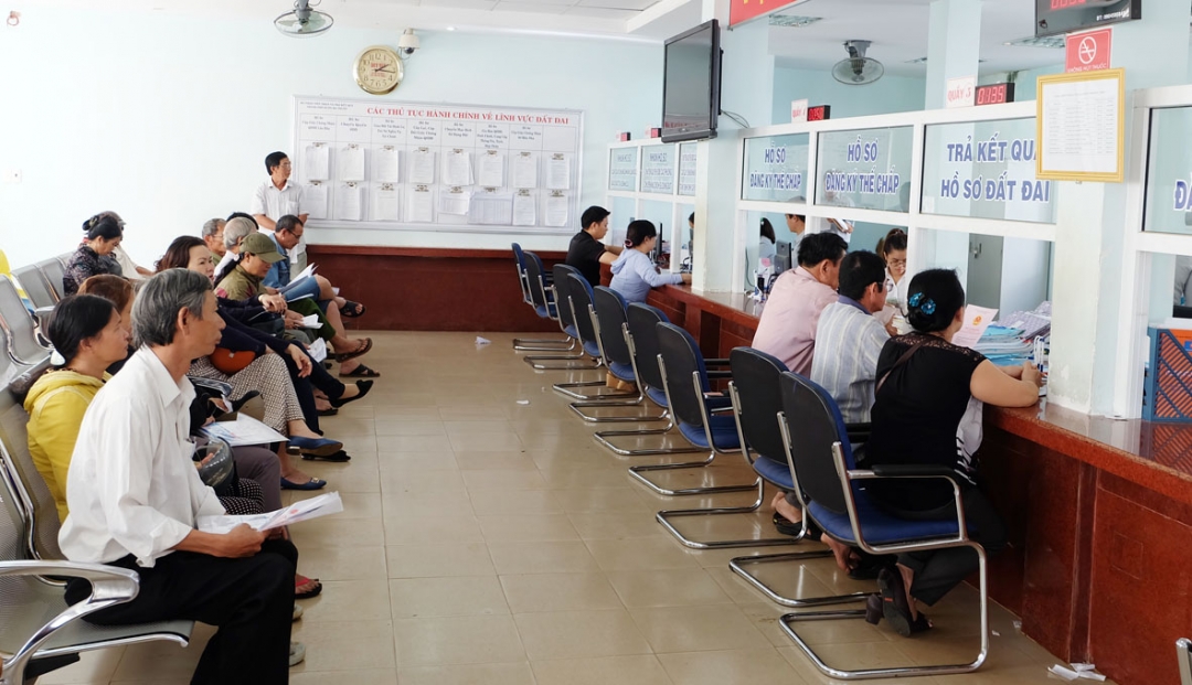 Các cá nhân, tổ chức, doanh nghiệp đến giao dịch tại bộ phận “Một cửa” của UBND TP. Buôn Ma Thuột.