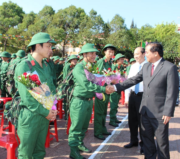 Bí thư Tỉnh uỷ Êban Y Phu và Chủ tịch UBND tỉnh Phạm Ngọc Nghị tặng hoa, động viên công dân TP. Buôn Ma Thuột trong ngày lên đường nhập ngũ năm 2016 .