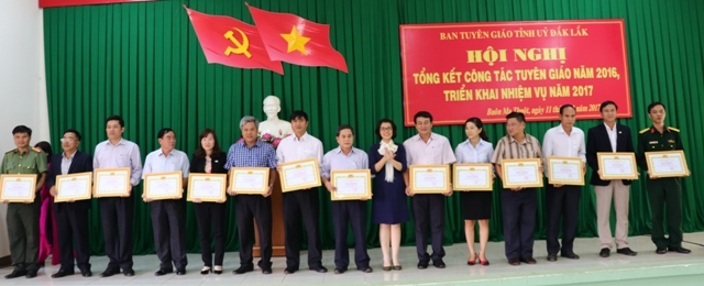 Trưởng Ban Tuyên giáo Tỉnh ủy Huỳnh Thị Chiến Hòa tặng Giấy khen các  tập thể.
